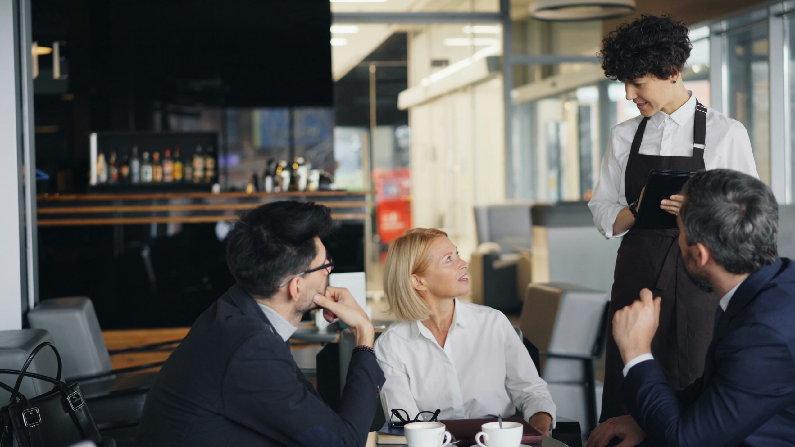 Jak działa sprzedaż bezpośrednia w praktyce?